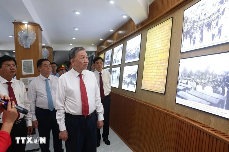 General Secretary To Lam visits the National Monument commemorating 70 years since compatriots, cadres, soldiers, and students from the South gathered in the North on the southern bank of the Doc River. (Photo: VNA)