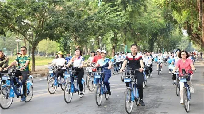 People take part in the annual "For a Green Hanoi" cycling event on November 17 morning in Hanoi. (Photo: VNA)