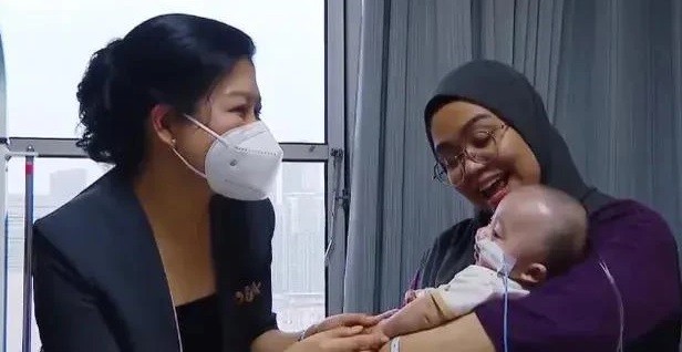 Ngo Phuong Ly, spouse of Party General Secretary To Lam, and a child patient at the National Heart Institute of Malaysia. (Photo: VNA)