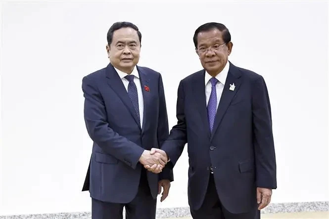 NA Chairman Tran Thanh Man (L) and CPP President and President of the Cambodian Senate Samdech Techo Hun Sen (Photo: VNA)