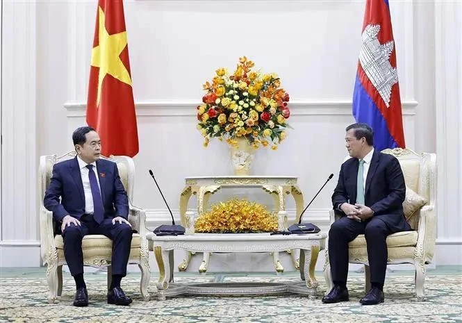 National Assembly Chairman Tran Thanh Man (L) and Cambodian Prime Minister Samdech Hun Manet in Phnom Penh on November 22. (Photo: VNA)