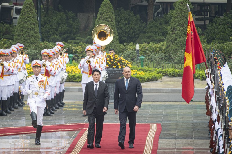 President Luong Cuong and Bulgarian President Rumen Radev review the honor guard of the Vietnam People’s Army.