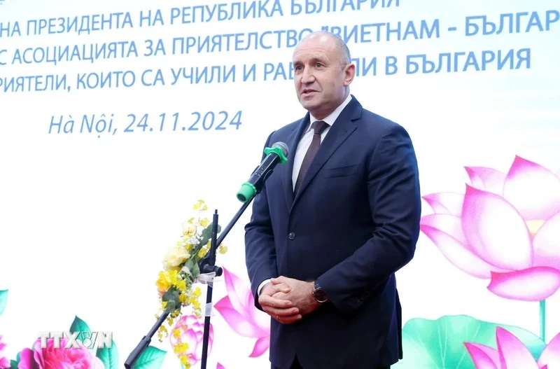 On the evening of November 24, Bulgarian President Rumen Radev had a meeting with the Vietnam – Bulgaria Friendship Association and Vietnamese friends who had previously studied and worked in the European country. (Photo: VNA)