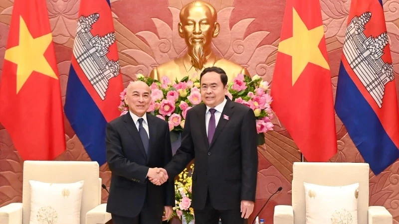 National Assembly (NA) Chairman Tran Thanh Man (R) meets with Cambodian King Preah Bat Samdech Preah Boromneath Norodom Sihamoni. (Photo: NDO)