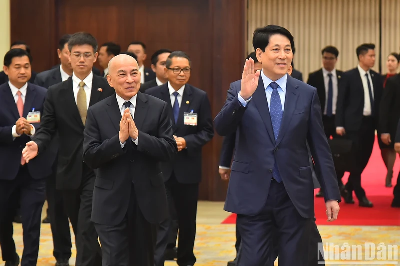 State President Luong Cuong and Cambodian King Norodom Sihamoni, and delegates attend the banquet. (Photo: NDO)