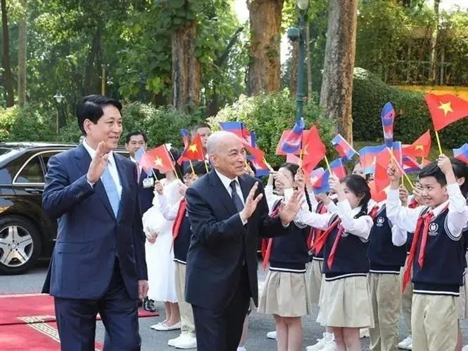 State President Luong Cuong hosts a welcome ceremony in Hanoi on November 28 afternoon for Cambodian King Preah Bat Samdech Preah Boromneat Norodom Sihamoni. (Photo: VNA)