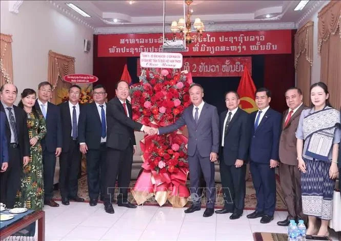 Permanent Deputy Secretary of the Ho Chi Minh City Party Committee Nguyen Ho Hai (left) presents a bouquet to Deputy Consul General of Laos in the city Amphay Souvannaseng. (Photo: VNA)