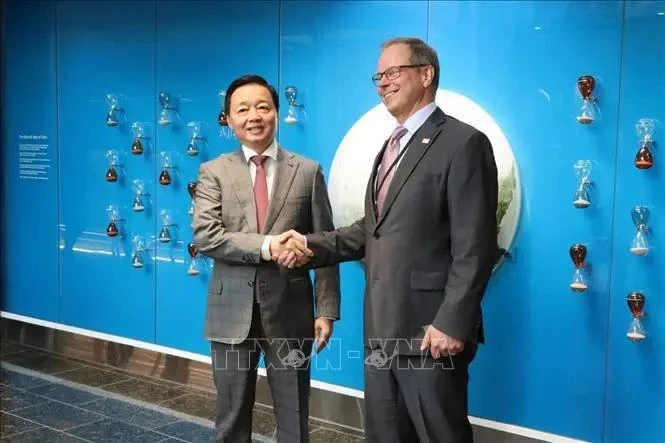 Anders Lindberg, Senior Vice President of Wärtsilä Corporation, and Deputy Prime Minister Tran Hong Ha (L) (Photo: VNA)