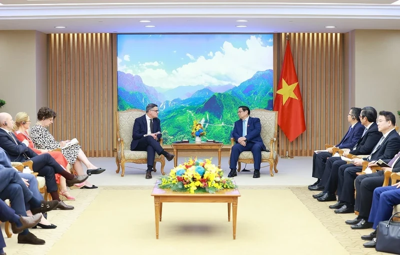 Prime Minister Pham Minh Chinh (R) receives Minister-President of Germany’s State of Hesse Boris Rhein in Hanoi on November 28. (Photo: VNA)