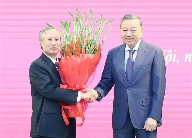 Party General Secretary To Lam (R) shakes hands with former Politburo member and former permanent member of the Secretariat of the Communist Party of Vietnam (CPV) Central Committee Tran Quoc Vuong at the ceremony. (Photo: VNA)