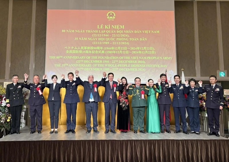 Participants pose for a group photo at a ceremony to celebrate the 80th anniversary of the Vietnam People's Army in the East Asian nation (Photo: VNA)