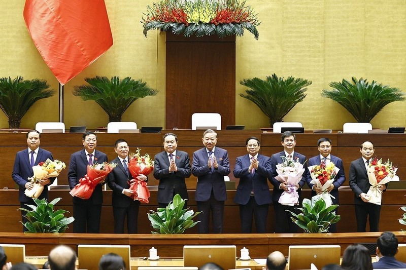 Party General Secretary To Lam (C), Prime Minister Pham Minh Chinh (4th from right) and NA Chairman Tran Thanh Man (4th from left) congratulate the newly-appointed ministers and justices of the Supreme People's Court. (Photo: VNA)