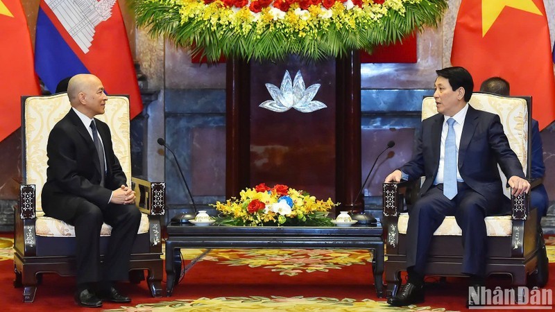 State President Luong Cuong (R) and visiting Cambodian King Preah Bat Samdech Preah Boromneath Norodom Sihamoni in Hanoi on November 28. (Photo: NDO)