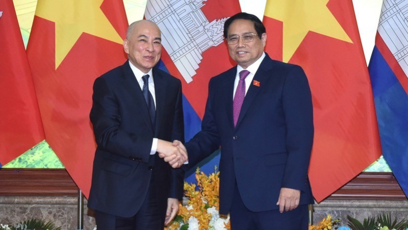 Prime Minister Pham Minh Chinh (R) meets with visiting Cambodian King Norodom Sihamoni in Hanoi. (Photo: NDO)