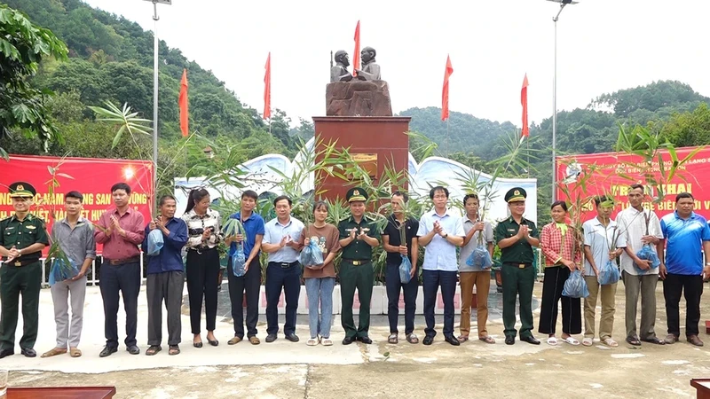 Representatives of Ba Son Border Guard Station, Lang Son Province, presented bamboo seedlings to people implementing the “Vietnamese Border Bamboo Fence” model.