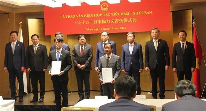 Chairman of the Vietnamese National Assembly Tran Thanh Man (centre, second row) witnesses Nara prefecture and Thua Thien-Hue province exchanging cooperation agreement on the organisation of 14th East Asia Local and Regional Government Congress (Photo: VNA)