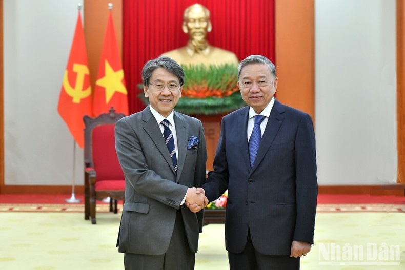 Party General Secretary To Lam (right) and Chairman of the Board of Directors of the Japan Bank for International Cooperation (JBIC) Maeda Tadashi at their meeting in Hanoi on December 4. (Photo: NDO)