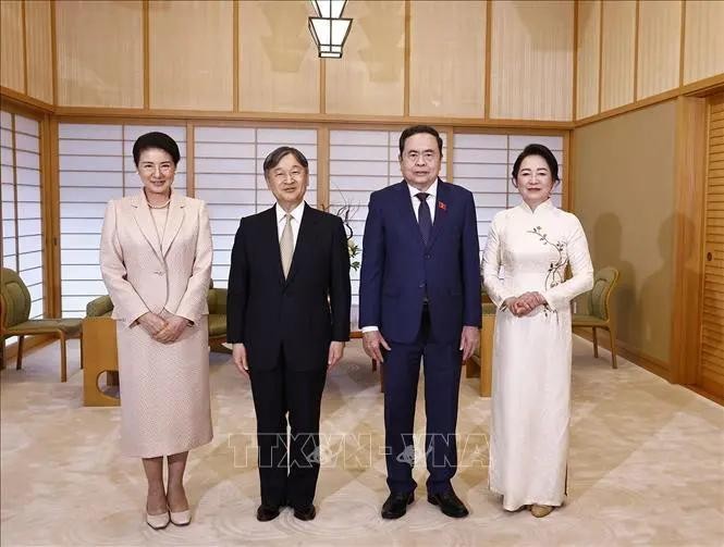 Chairman of the Vietnamese National Assembly Tran Thanh Man (second, right) and his spouse Nguyen Thi Thanh Nga (first, right), and Japanese Emperor Naruhito and Empress Masako in a photo taken at the Imperial Palace in Tokyo on December 4. (Photo: VNA)