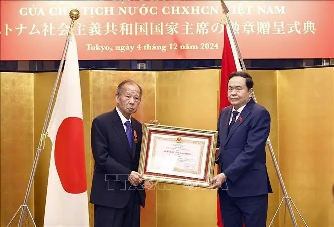 NA Chairman Tran Thanh Man (R) presents the Vietnamese State President’s third-class Labour Order to Chairman of the Japan - Vietnam Parliamentary Friendship Alliance Nikai Toshihiro. (Photo: VNA)