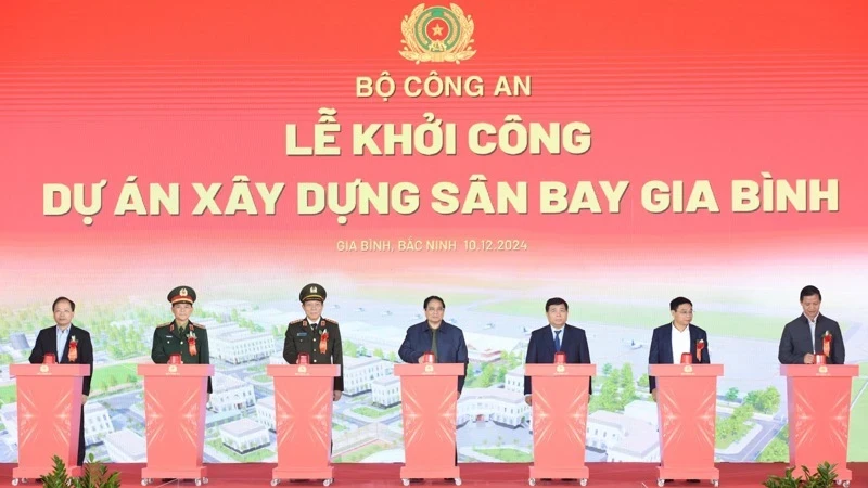 PM Pham Minh Chinh addresses the groundbreaking ceremony for Gia Binh Airport in Bac Ninh province on December 10. (Photo: VNA)