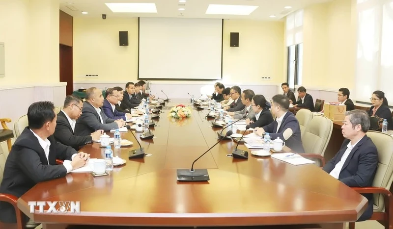 At the working session with the delegation of the Lao People's Revolutionary Party (LPRP) Central Committee Office. (Photo: VNA)