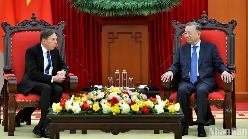 General Secretary of the Communist Party of Vietnam (CPV) Central Committee To Lam (right) on December 10 receives General David Petraeus, a Partner at the Kohlberg Kravis Roberts (KKR) global investment firm and Chairman of the KKR Global Institute. (Photo: NDO)