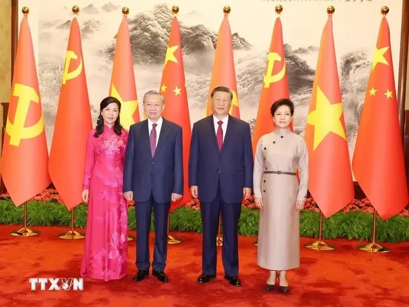 General Secretary of the Communist Party of Vietnam Central Committee and State President To Lam (second from left), and his spouse take a photo with General Secretary of the Communist Party of China Central Committee and President of China Xi Jinping and his spouse. (Photo: VNA)