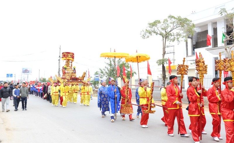 The procession of gods at the festival. (Photo: Tran Thanh)