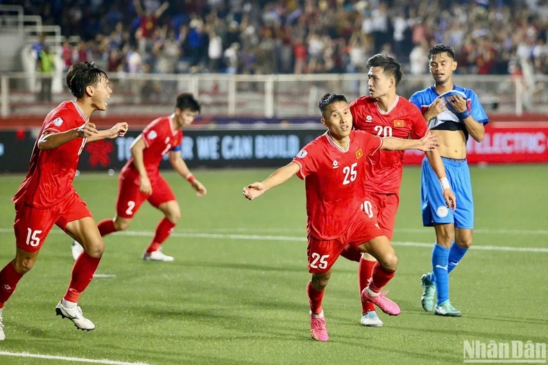 Doan Ngoc Tan celebrates a timely goal. (Photo: HA TUNG)