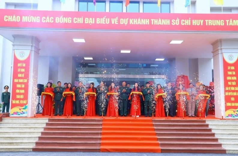 Delegates cut the ribbon to inaugurate the 186 Command Centre at the ceremony.