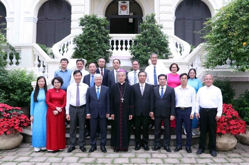 Do Van Chien, Politburo member, Secretary of the Party Central Committee and President of the Vietnam Fatherland Front (VFF) Central Committee (fourth from left, first row) and Nguyen Nang, Archbishop of the Ho Chi Minh City Archdiocese and President of the Catholic Bishops’ Conference of Vietnam (fifth from left, first row) pose for a photo with others. (Photo: VNA)