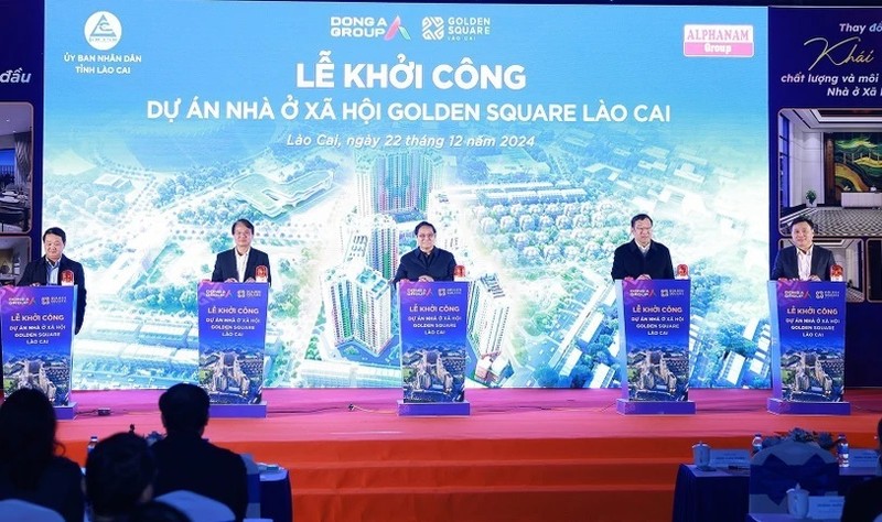 Prime Minister Pham Minh Chinh (C) attends the groundbreaking ceremony of the Golden Square Lao Cai social housing project. (Photo: VNA)