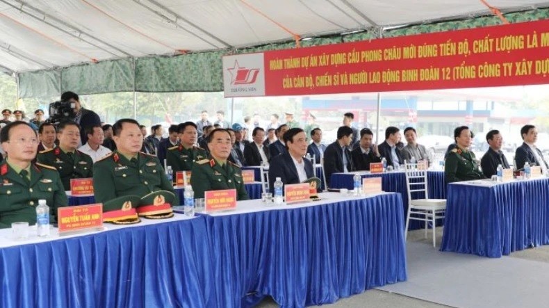 Delegates attend the groundbreaking ceremony of the new Phong Chau Bridge.