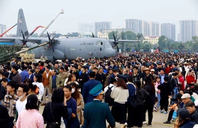 From December 21 early morning, the exhibition area is crowded with people coming to visit, learn and experience. (Photo: VNA)