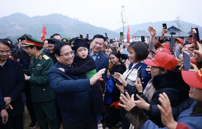 Prime Minister Pham Minh Chinh (second from left) meets with Lang Nu villagers. (Photo: VNA)