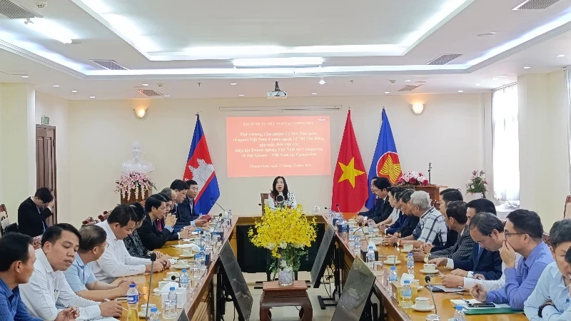 Deputy Minister Le Thi Thu Hang meets and talks with the Vietnam-Cambodia Business Association and the Khmer-Vietnam Association in Cambodia. (Photo: Nguyen Hiep)