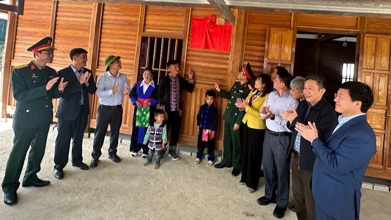 Leaders of Dien Bien Province, the Dien Bien District People’s Committee, and the provincial Military Command hand over a house to Trang A Di's family in Huoi Ke Village.