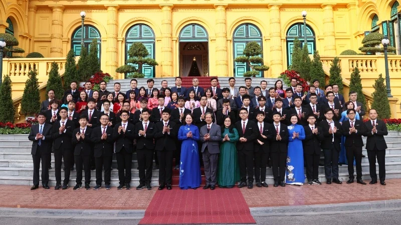 Vice President Vo Thi Anh Xuan meets the student delegation that won the 2024 international Olympiads and scientific and technological competitions.