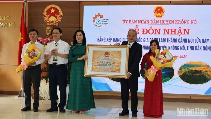 Ton Thi Ngoc Hanh, Vice Chairwoman of Dak Nong Provincial People’s Committee, presents the decision and certificate recognising Nam B’Lang Volcano as a national monument.