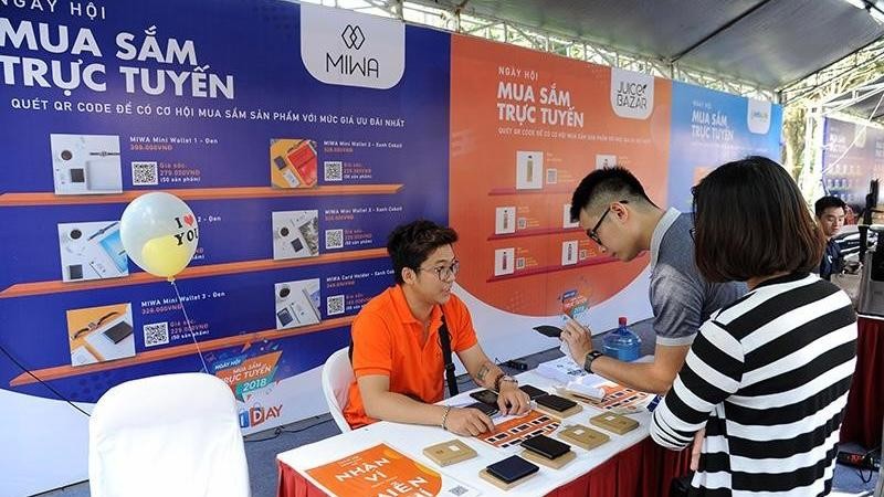 Consumers experience digital technology and e-commerce. (Photo: Dang Minh)