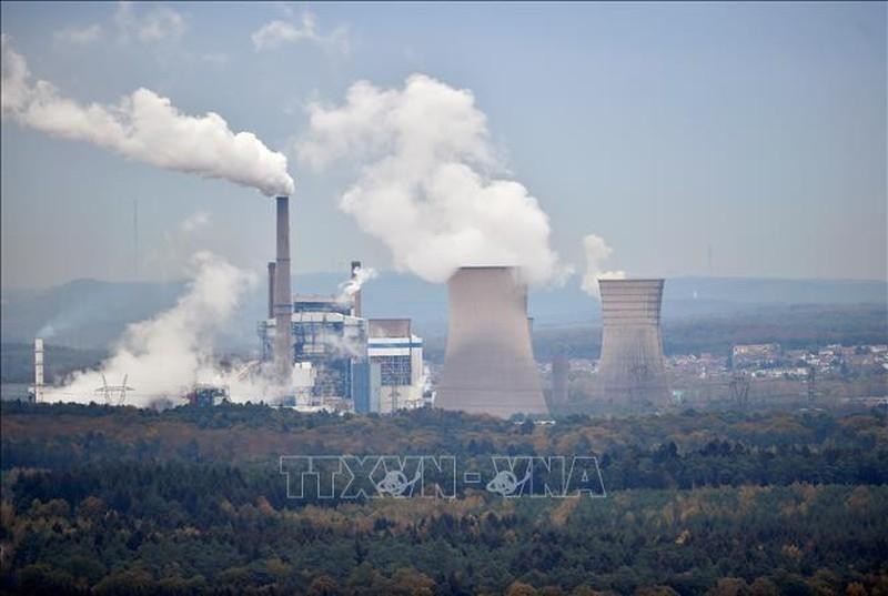 Emissions from a factory in Saint-Avold, eastern France. (Photo: AFP/VNA)