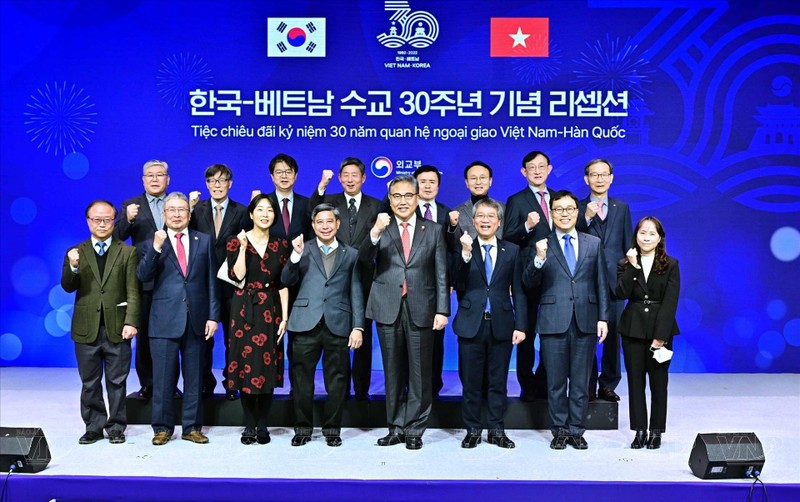 Delegates posing for a photo at the banquet. (Photo: VNA)