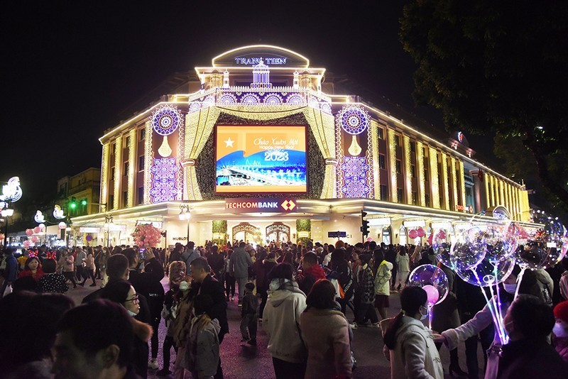 People gather at the pedestrian street around Hoan Kiem Lake to welcome the New Year 2023. (Photo: TRAN HAI)