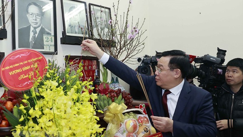 NA Chairman Vuong Dinh Hue pays tribute to late NA leader Le Quang Dao. (Photo: VNA)