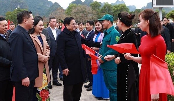 Prime Minister Pham Minh Chinh meets with workers, trade union members and ethnic minority community in Ta Lung town of Quang Hoa district. (Photo: VNA) 
