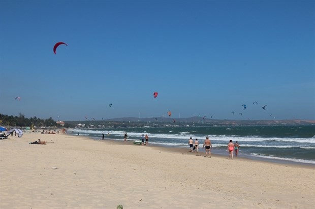 Visitors at Mui Ne Beach in the central province of Binh Thuan (Photo: VNA)