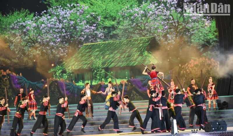 An art performance at the opening ceremony. (Photo: NDO)