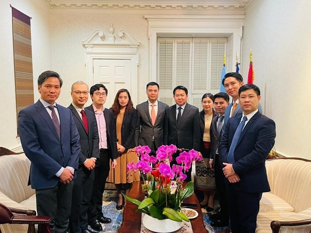 Ambassador Dang Hoang Giang (6th from R), Vietnam’s Permanent Representative to the United Nations (UN), visits the permanent mission of Laos to the UN. (Photo: VNA)