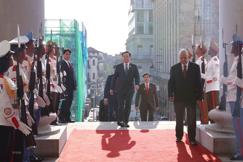 The welcome ceremony held for NA Chairman Vuong Dinh Hue. (Photo: Doan Tan/VNA)