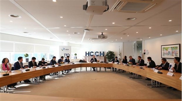 At the working session between the Vietnamese delegation and Secretary General of The Hague Conference on Private International Law (HCCH) Christophe Bernasconi. (Photo: VNA) 